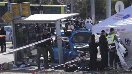 Mitglieder des Rettungs- und Bergungsteams Zaka und ein forensisches Team der israelischen Polizei ermitteln am Unfallort in Ost-Jerusalem. 