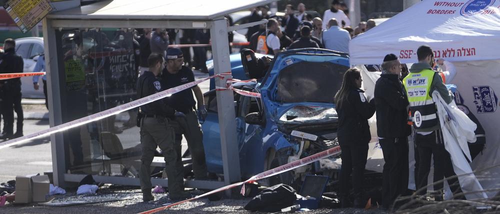 Mitglieder des Rettungs- und Bergungsteams Zaka und ein forensisches Team der israelischen Polizei ermitteln am Unfallort in Ost-Jerusalem.