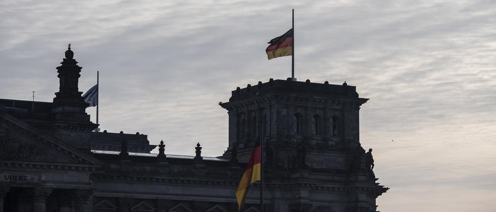 Auch die Fahnen auf dem Dach des Reichstags stehen zum Gedenken an die Erdbebenopfer in Syrien und der Türkei auf Halbmast.