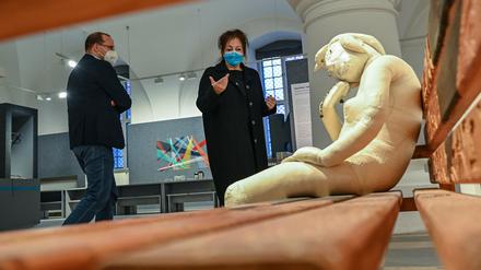 12.03.2021, Brandenburg, Frankfurt (Oder): Ulrike Kremeier, Direktorin vom Brandenburgischen Landesmuseum für moderne Kunst (BLMK), und Tobias Dünow, Staatssekretär für Wissenschaft, Forschung und Kultur des Landes Brandenburg, unterhalten sich im BMLK vor dem Objekt «Die Denkerin» aus dem Jahr 1988 der Künstlerin Gabriele Stötzer. Das BLMK nutzte die erste Möglichkeit nach 18 Wochen coronabedingter «Zwangspause» und hat seit 09.03.2021 wieder seine Pforten für Besucher geöffnet. Die Sonderöffnungszeiten an den Standorten in Cottbus und Frankfurt (Oder) sind dienstags bis sonntags von 12 bis 18 Uhr. Foto: Patrick Pleul/dpa-Zentralbild/ZB - ACHTUNG: Nur zur redaktionellen Verwendung im Zusammenhang mit einer Berichterstattung über die Ausstellung und nur mit vollständiger Nennung des vorstehenden Credits - Honorarfrei nur für Bezieher des Dienstes ZB-Funkregio Ost +++ ZB-FUNKREGIO OST +++