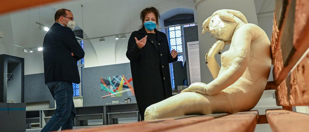 Ulrike Kremeier, Direktorin des Brandenburgischen Landesmuseums für moderne Kunst, vor dem Objekt „Die Denkerin“ aus dem Jahr 1988 der Künstlerin Gabriele Stötzer.