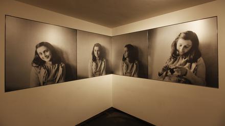 Porträts von Anne Frank im Anne-Frank-Haus in Amsterdam. 