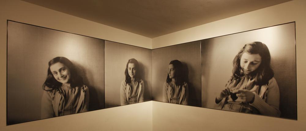 Porträts von Anne Frank im Anne-Frank-Haus in Amsterdam. 
