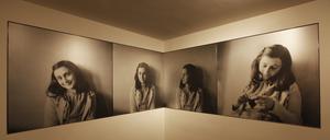 Porträts von Anne Frank im Anne-Frank-Haus in Amsterdam. 