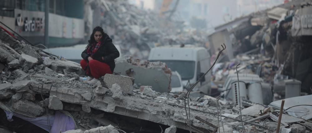 Rettungskräfte in der Türkei und in Syrien setzen ihre Arbeit fort und kämpfen mit schlechtem Wetter und logistischen Hürden, um Überlebende zu finden, die noch unter Trümmern begraben sind.