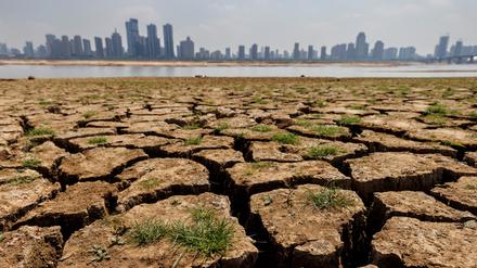 Wenn die Erde aufreißt. Das ausgetrocknete Flussbett des Gan Jiang, einem Zufluss zu Chinas größtem Süßwassersee Poyang Hu in der Provinz Jiangxi (August 2022).