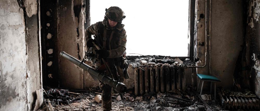 Ein ukrainischer Soldat hat sich in einem Haus in Bachmut verschanzt.