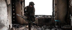 Ein ukrainischer Soldat hat sich in einem Haus in Bachmut verschanzt.