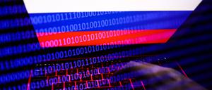 Die russische Flagge auf einem Laptop-Bildschirm und ein Binärcode auf einem Bildschirm.