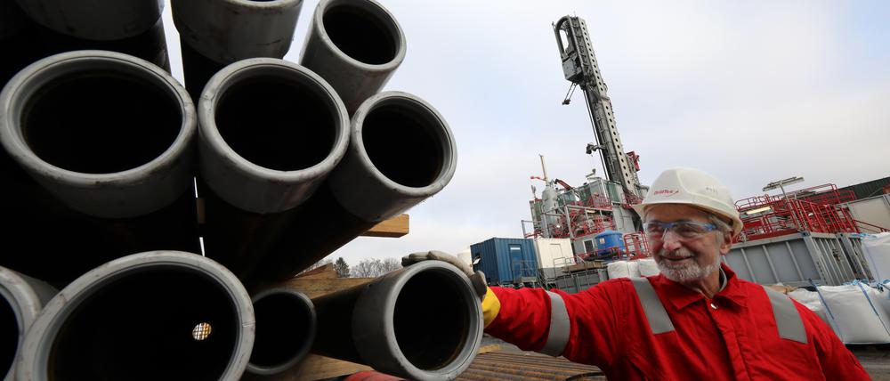 Hans-Jürgen Weikert von der Firma DrillTec zeigt die Rohre, mit denen das Bohrloch ausgekleidet wird.