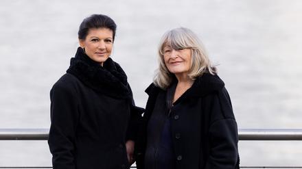 Sahra Wagenknecht (Die Linke, l), Politikerin, und Alice Schwarzer, Frauenrechtlerin, stehen im Rheinauhafen am Rhein. 