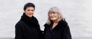 Sahra Wagenknecht (Die Linke, l.) und Alice Schwarzer, Frauenrechtlerin, haben Bundeskanzler Scholz (SPD) aufgefordert, im Ukraine-Krieg auf Verhandlungen statt auf Waffenlieferungen zu setzen. 
