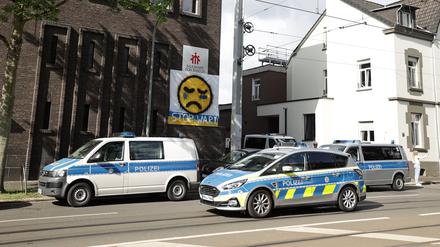 Polizeifahrzeuge stehen vor dem Don-Bosco-Gymnasium.
