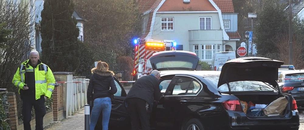 Polizisten untersuchen einen PKW in Delmenhorst.