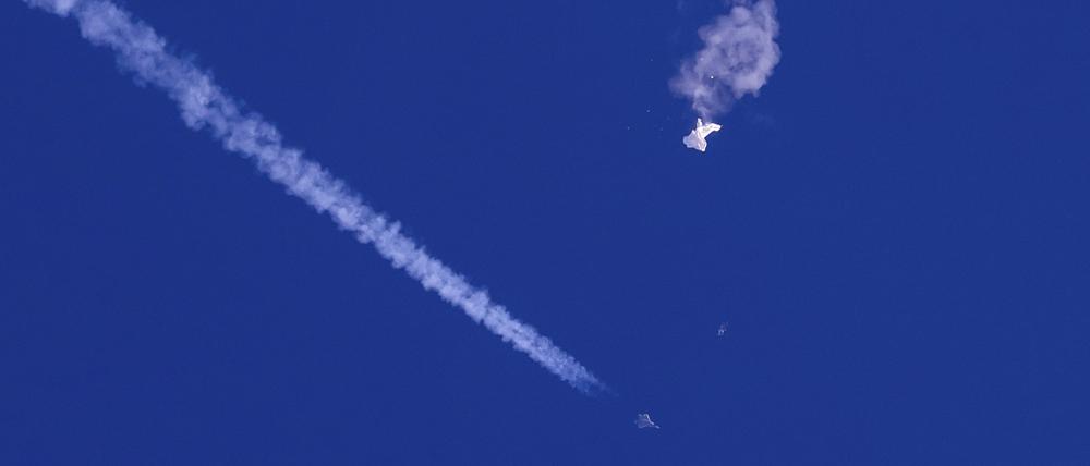 Nach dem Abschuss: Die Überreste des vor der Küste South Carolinas vom Himmel geholten Ballons.