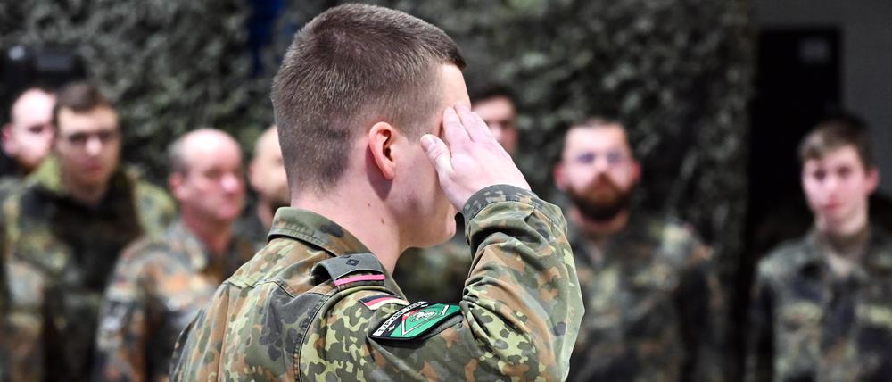Ein Soldat des Panzerbataillon 203 der Bundeswehr salutiert. 