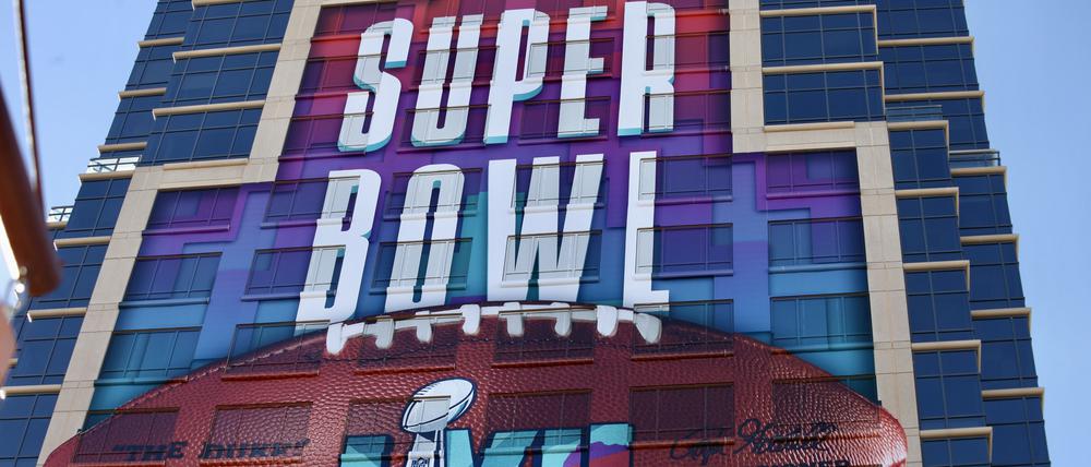 „Super Bowl“ und ein Football sind an die Fassade des Phoenix Convention Center projiziert.