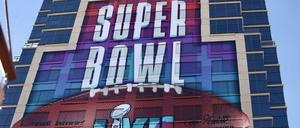 „Super Bowl“ und ein Football sind an die Fassade des Phoenix Convention Center projiziert.