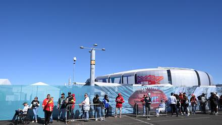 Viel los. Fans vor dem Stadion in Glendale.