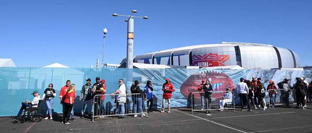 Viel los. Fans vor dem Stadion in Glendale.
