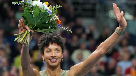 Blumen für die Siegerin. Malaika Mihambo jubelt nach ihrem Sieg. 