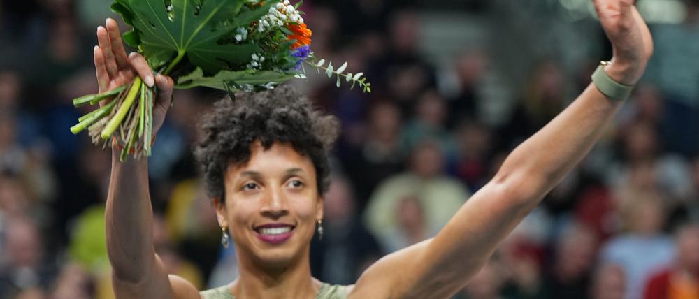 Blumen für die Siegerin. Malaika Mihambo jubelt nach ihrem Sieg. 