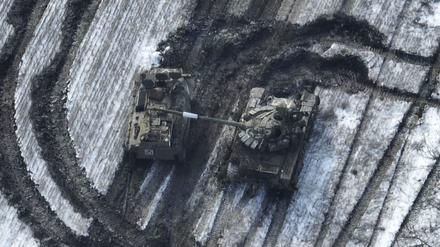 Dieses von den ukrainischen Streitkräfte veröffentlichte Foto zeigt beschädigte russische Panzer auf einem Feld nach einem Angriffsversuch. 
