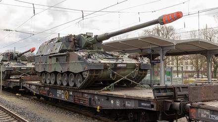 Ein Panzer-Zug am Tübingen Hauptbahnhof.