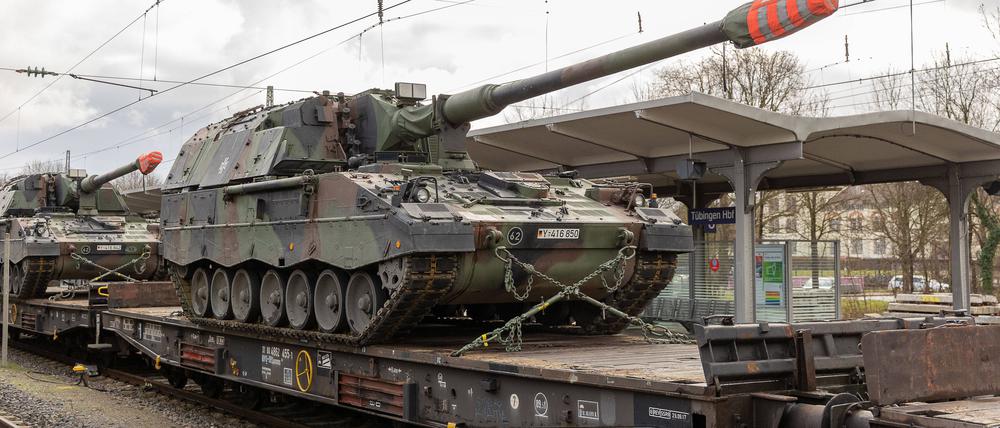 Ein Panzer-Zug am Tübingen Hauptbahnhof.