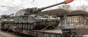 Ein Panzer-Zug am Tübingen Hauptbahnhof.