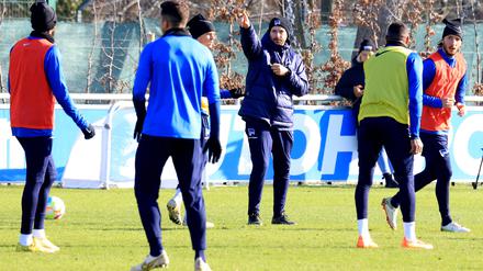 Intensive Taktikschulung. Gegen Gladbach könnte Herthas Trainer Sandro Schwarz sein Team in neuer Grundordnung auflaufen lassen.