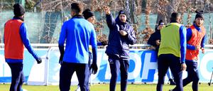 Intensive Taktikschulung. Gegen Gladbach könnte Herthas Trainer Sandro Schwarz sein Team in neuer Grundordnung auflaufen lassen.