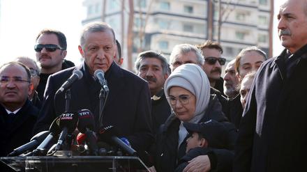 Der türkische Präsident Recep Tayyip Erdogan und seine Frau Emine Erdogan treffen am 11. Februar Opfer des Erdbebens. 