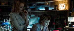 Die Zwillingsschwestern Benni(Hanna Hilsdorf) und Anna (Saskia Rosendahl) nennen sich „Climate Leaks“.