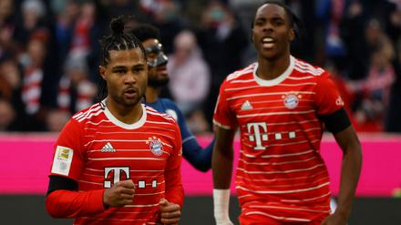 Serge Gnabry (l.) trifft zum 3:0, der Streit um einen Paris-Ausflug ist anscheinend verflogen.