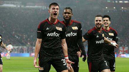 Union feiert das 2:1 durch Robin Knoche (l.) per Elfmeter.