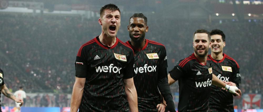 Union feiert das 2:1 durch Robin Knoche (l.) per Elfmeter.