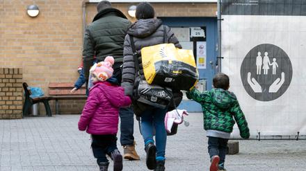Ein Flüchtling geht mit seiner Familie auf dem Gelände der Erstaufnahmeeinrichtung des Landesamtes für Flüchtlingsangelegenheiten (LAF) in Reinickendorf. 