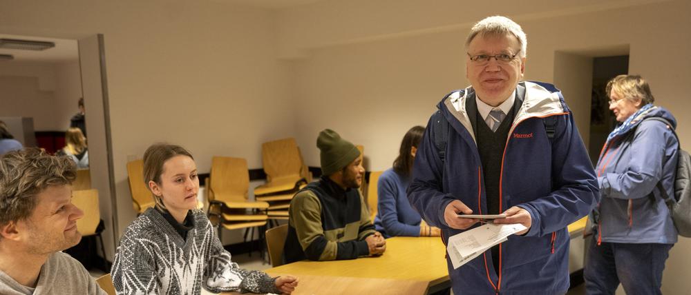 Stephan Bröchler, Landeswahlleiter, holt in einem Wahllokal im Berliner Bezirk Pankow seine Stimmzettel ab.