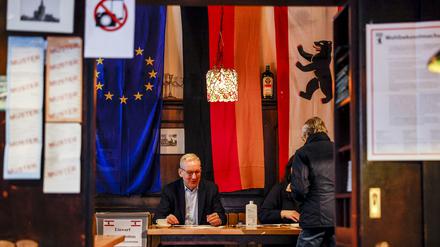 In einer der ältesten Kneipen der Stadt, dem Xantener Eck, wurden auch die Stimmen für die Bezirksverordnetenversammlung abgegeben.