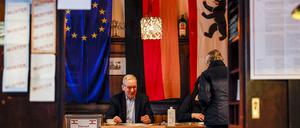 In einer der ältesten Kneipen der Stadt, dem Xantener Eck, wurden auch die Stimmen für die Bezirksverordnetenversammlung abgegeben.