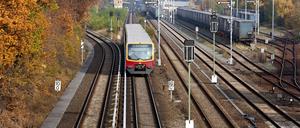 Ein S-Bahnzug auf der Linie S1 kurz vor Einfahrt in den Bahnhof Lichterfelde-West. 