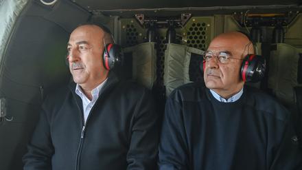 Auf diesem vom griechischen Außenministerium zur Verfügung gestellten Foto überfliegen Nikos Dendias (r), Außenminister von Griechenland, und sein Mevlut Cavusoglu, Außenminister der Türkei, die erdbebengeschädigten Gebiete der Türkei. 