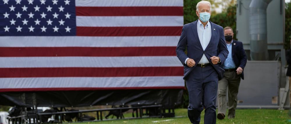 Demonstrative Fitness. Immer wieder joggte Joe Biden zum Rednerpult. 
