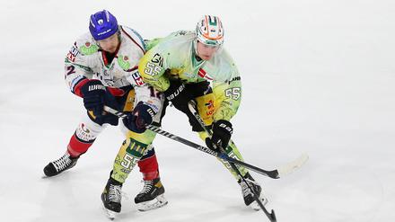 Eric Mik (l.) und die Eisbären zeigten einen desaströsen Auftritt.