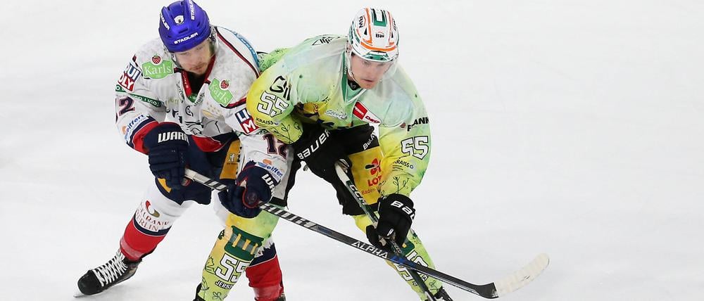 Eric Mik (l.) und die Eisbären zeigten einen desaströsen Auftritt.