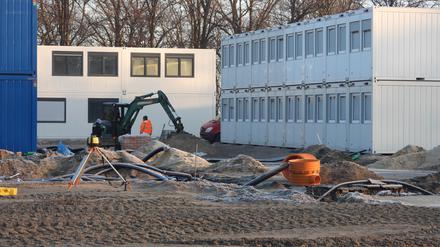 In Nähe der Technischen Uni Hamburg-Harburg: Bau eines Containerdorfes für mehrere hundert Flüchtlinge.