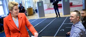 Franziska Giffey (SPD), Regierende Bürgermeisterin von Berlin und Spitzenkandidatin der Berliner SPD, gibt in ihrem Wahllokal in Berlin-Friedrichshain ihre Stimmzettel zur Wahl zum Berliner Abgeordnetenhaus ab.