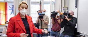 Franziska Giffey Spitzenkandidatin der SPD Berlin bei ihrer Stimmabgabe zur Abgeordnetenhauswahl Aktuell, 26.09.2021, Franziska Giffey Spitzenkandidatin der SPD Berlin fuer die Abgeordnetenhauswahl und SPD-Landesvorsitzende bei ihrer Stimmabgabe zur Wahl des Abgeordnetenhaus sowie der Bundestagswahl in ihrem Wahlkreis Friedrichshain Berlin Berlin Deutschland *** Franziska Giffey top candidate of the SPD Berlin during her voting for the election of the House of Representatives Current, 26 09 2021, Franziska Giffey top candidate of the SPD Berlin for the election of the House of Representatives and SPD state chairwoman during her voting for the election of the House of Representatives and the Bundestag election in her constituency Friedrichs