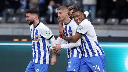 Die Kollegen feiern Marton Dardai für sein Tor zum zwischenzeitlichen 2:1.